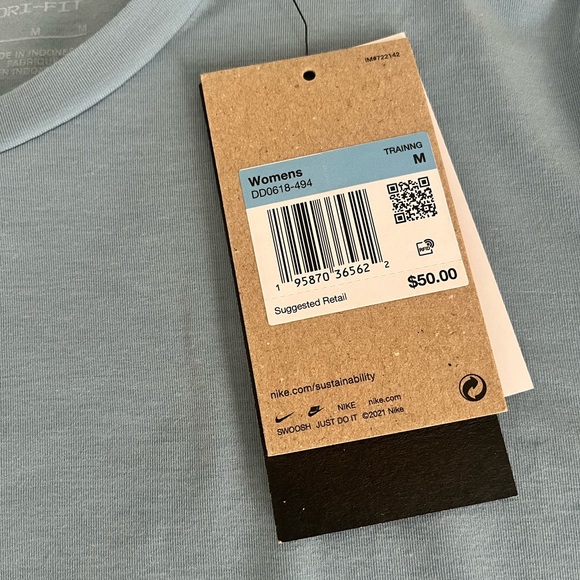 Nike women’s Training shirt size medium . New with tags! - Picture 3 of 4